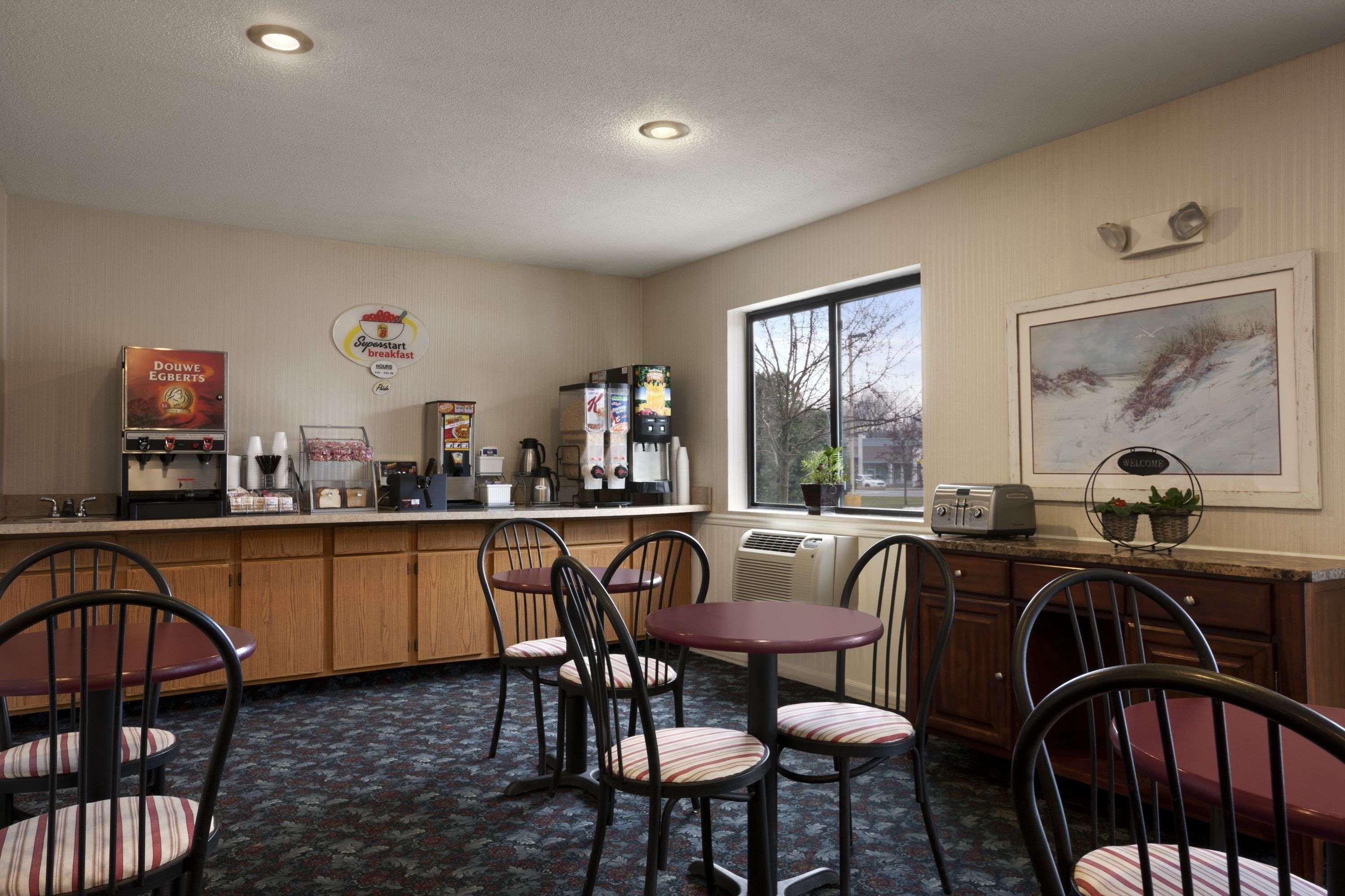 ซูเปอร์ 8 บาย วินด์แฮม ครอมเวลล์/มิดเดิลทาวน์ Hotel ภายนอก รูปภาพ
